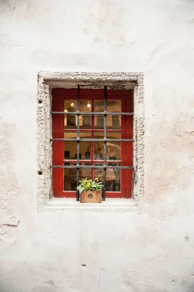 Grunge urban baggrund tekstur alderen gamle betonvæg med vindue og blomster Stock-foto