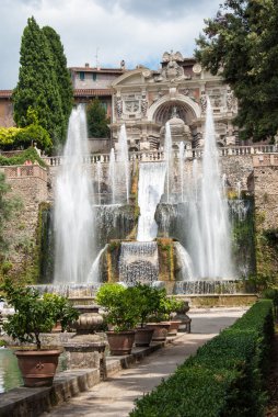 Ulu çeşme ve Kardinal Ippolito des Villa Bahçe