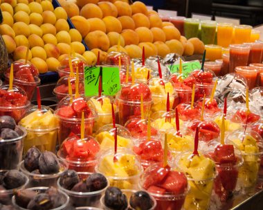 çeşitli renkli, meyveli içecekler buz bir Barcelona, İspanya pazarı