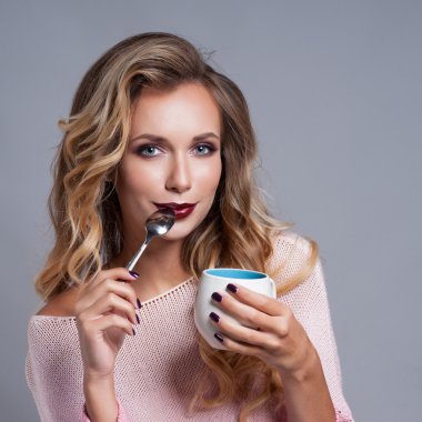 genç güzel kadın kahve içme