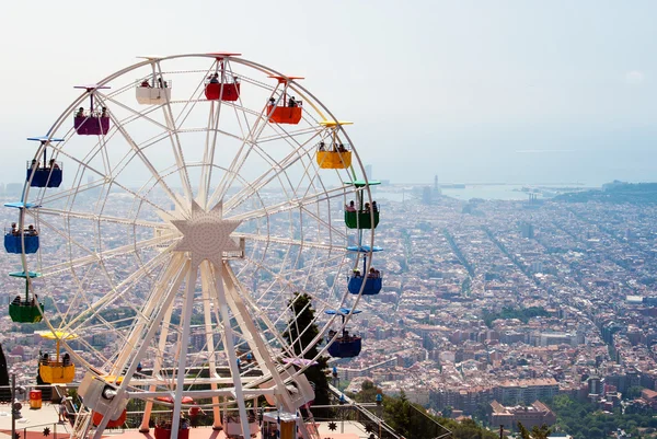 Una rueda de ferris colorida. Vista frontal — Foto de Stock