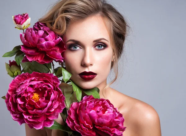 Mooi meisje met de lente flowers.fresh huid — Stockfoto