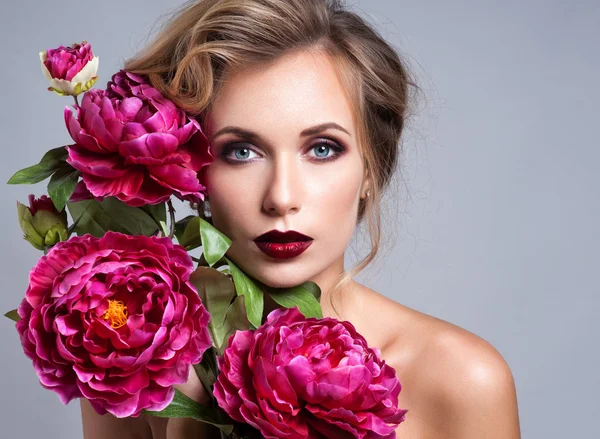 Menina bonita com Primavera Flowers.Fresh pele — Fotografia de Stock