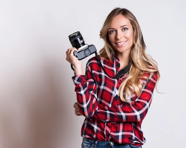 Giovane donna hipster con fotocamera digitale sorridente — Foto Stock