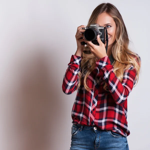 Jonge hipster vrouw met digitale camera glimlachen — Stockfoto