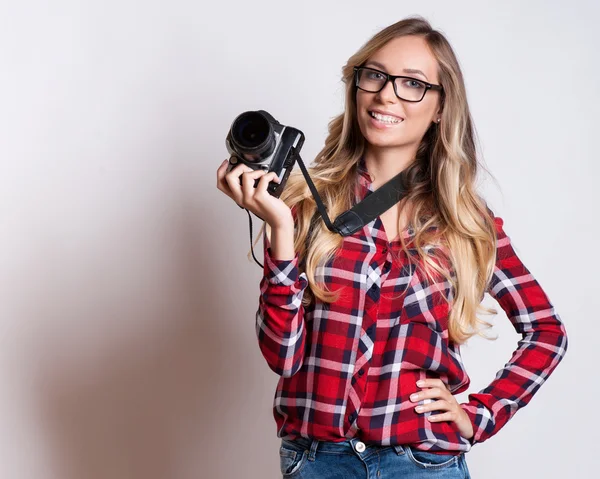 Ung hipster kvinde med digitalt kamera smilende - Stock-foto