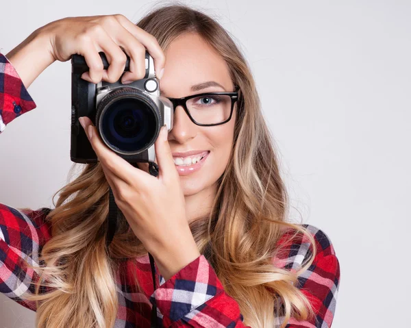 Jonge hipster vrouw met digitale camera glimlachen — Stockfoto