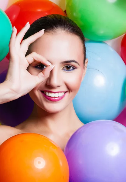 Schönheit Mädchenporträt mit buntem Make-up, Nagellack und Accessoires. farbenfrohe Studioaufnahme einer lustigen Frau. kräftige Farben. — Stockfoto