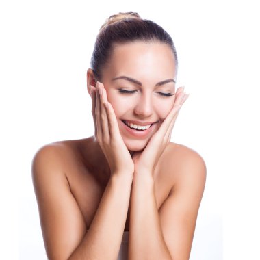 güzel model beyaz yüzünde kozmetik krem tedavisi uygulayarak