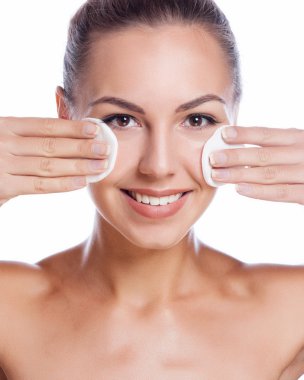 güzel yüzün üzerinde beyaz izole stüdyoda poz güzel gülümseyen kadın-