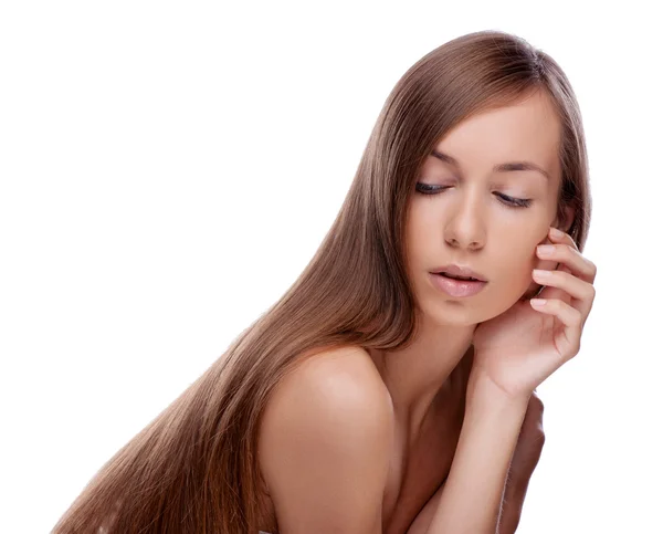 Hermosa chica con cabello castaño. Cabello largo y liso Brilla con salud . —  Fotos de Stock