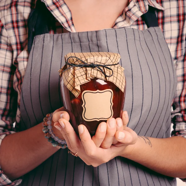 Vintage Bank Pfirsich Marmelade in den Händen von Frauen. Nahaufnahme — Stockfoto