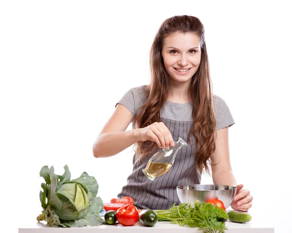 年轻的女人在厨房里做饭。健康食品-蔬菜沙拉。饮食。节食的概念。健康的生活方式. — 图库照片