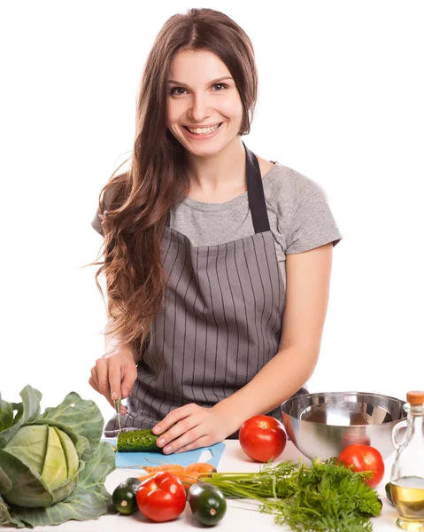 若い女性は、台所で料理。健康食品 - 野菜のサラダ。ダイエット。ダイエットのコンセプトです。健康的なライフ スタイル. — ストック写真