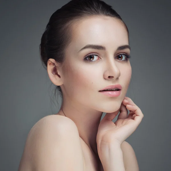 Bonito rosto de jovem mulher adulta com pele limpa e fresca — Fotografia de Stock
