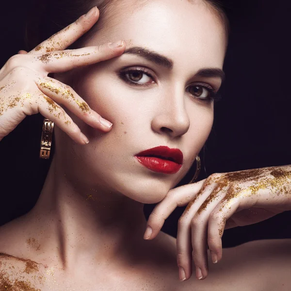 Schoonheid vrouw met perfecte make-up. Mooie professionele vakantie Make-up. Paarse lippen en nagels. Schoonheid meisje gezicht geïsoleerd op zwarte achtergrond — Stockfoto