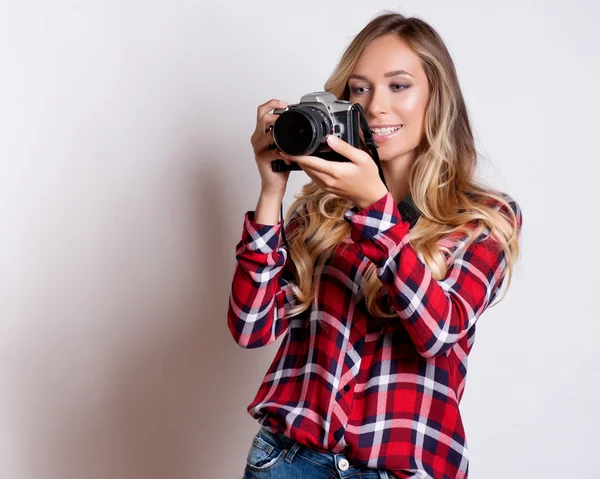 Femme photographe prend des images, isolée sur fond blanc — Photo