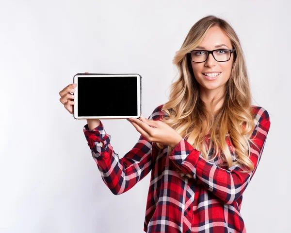 Usmívající se žena s tabletovým počítačem — Stock fotografie