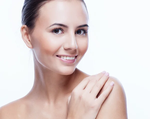 Bonito rostro de hermosa mujer sonriente posando en el estudio aislado en blanco — Foto de Stock