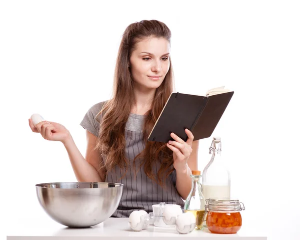 Mujer hornear en casa siguiendo la receta — Foto de Stock