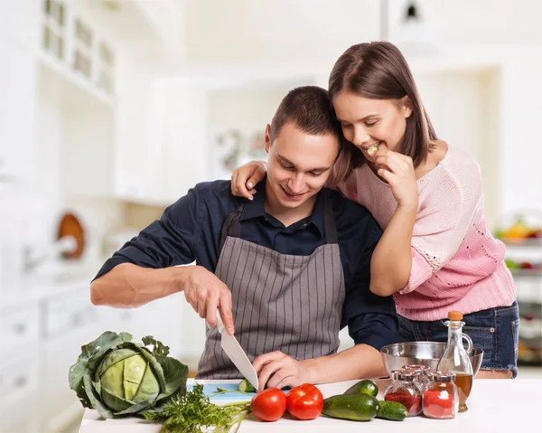 Feliz jovem casal se divertir na cozinha moderna interior enquanto prepa — Fotografia de Stock