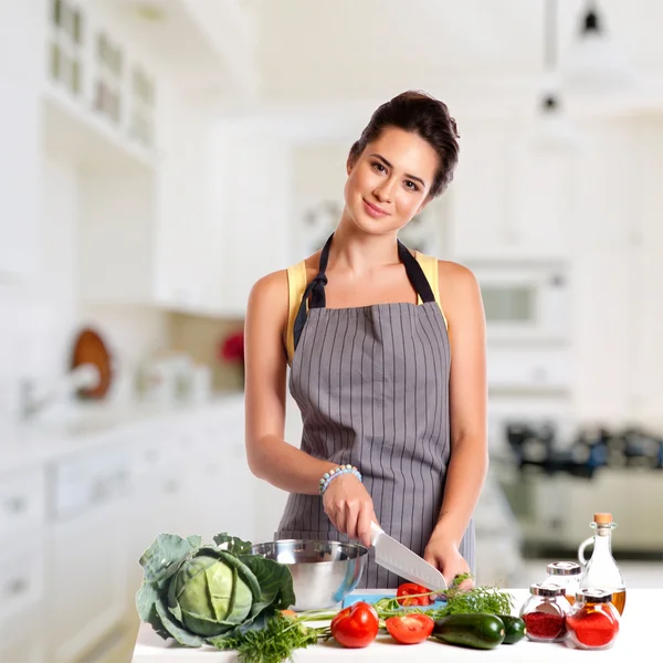 Giovane donna che cucina in cucina. Cibo sano - Insalata di verdure. Dieta. Concetto di dieta. Stile di vita sano. Cucinare a casa. — Foto Stock