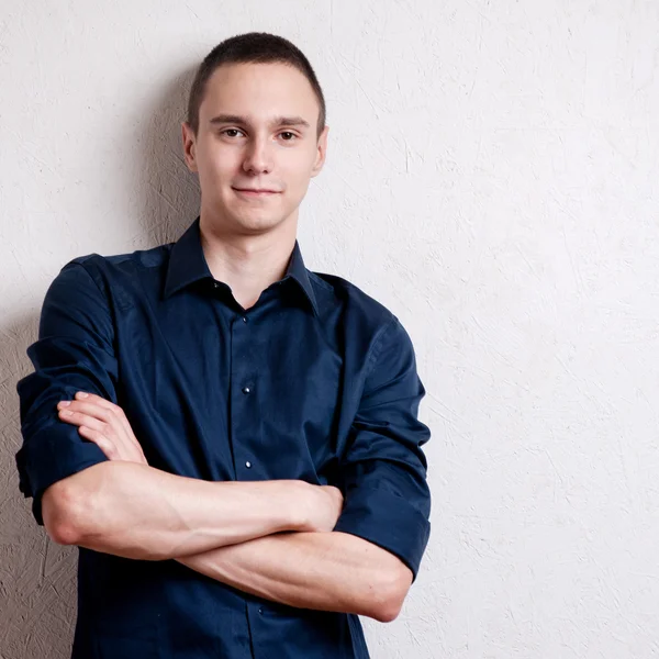 Feliz joven. Retrato de un joven guapo con camisa casual —  Fotos de Stock