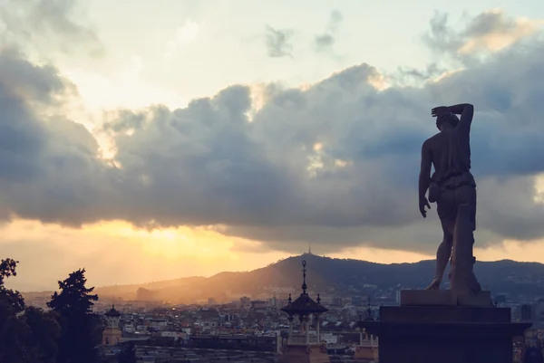 Vue aérienne de Barcelone depuis les collines entourant la ville — Photo