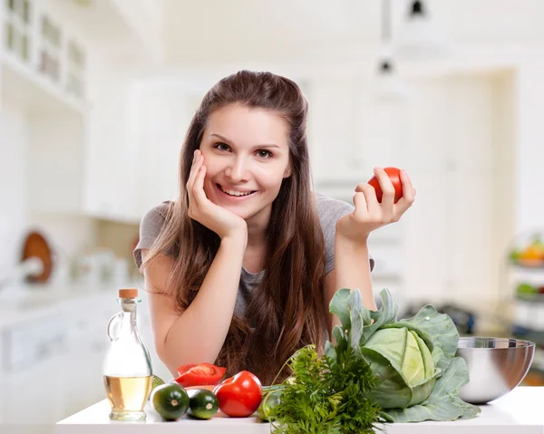 台所で料理をする若い女性。健康食品-野菜サラダ。食事よ。食事のコンセプト。健康的なライフスタイル。家での料理. — ストック写真