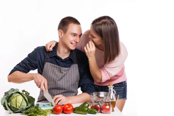 Feliz jovem casal se divertir na cozinha moderna interior enquanto prepa — Fotografia de Stock