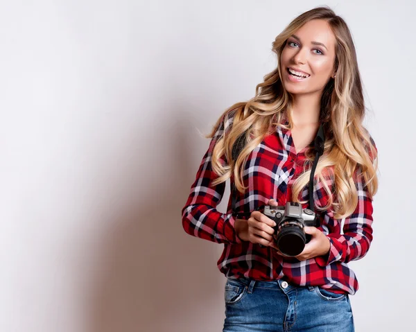 Vrouw-fotograaf neemt beelden, geïsoleerd op witte achtergrond — Stockfoto