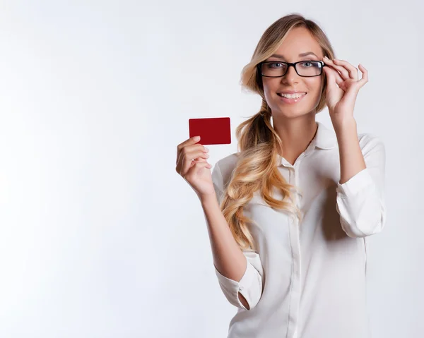 持有信用卡被隔绝在白色背景上的年轻微笑业务女人特写肖像 — 图库照片