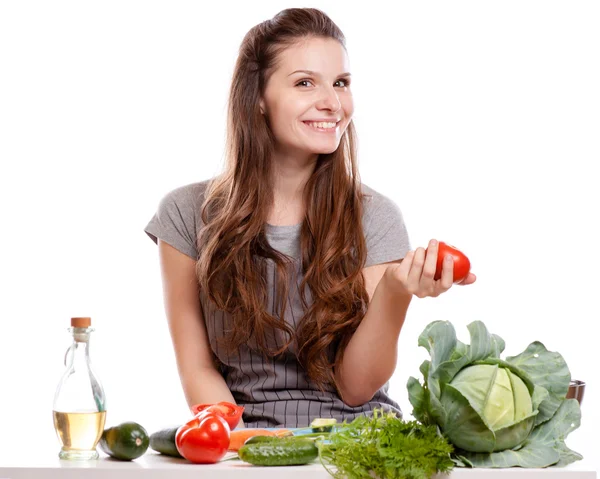 台所で料理をする若い女性。健康食品-野菜サラダ。食事よ。食事のコンセプト。健康的なライフスタイル。家での料理. — ストック写真