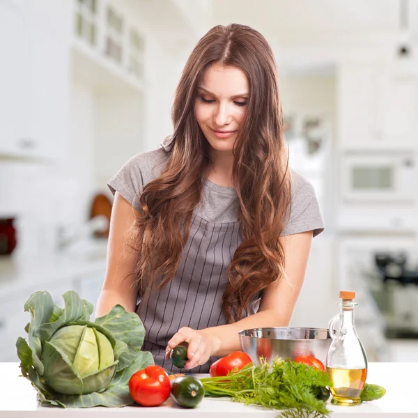 Giovane donna che cucina in cucina. Cibo sano - Insalata di verdure. Dieta. Concetto di dieta. Stile di vita sano. Cucinare a casa. — Foto Stock