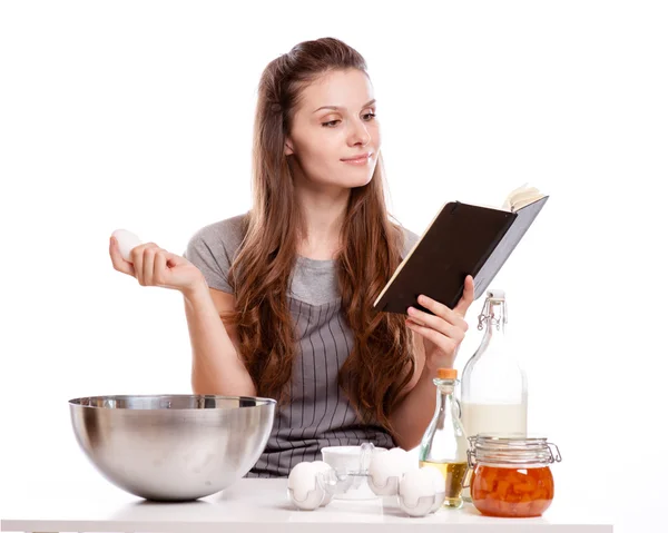 Donna cottura a casa seguendo la ricetta — Foto Stock