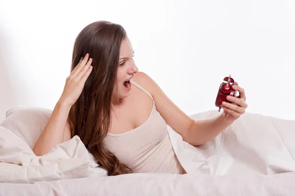 Ritratto di giovane donna che urla all'orologio dell'allarme — Foto Stock