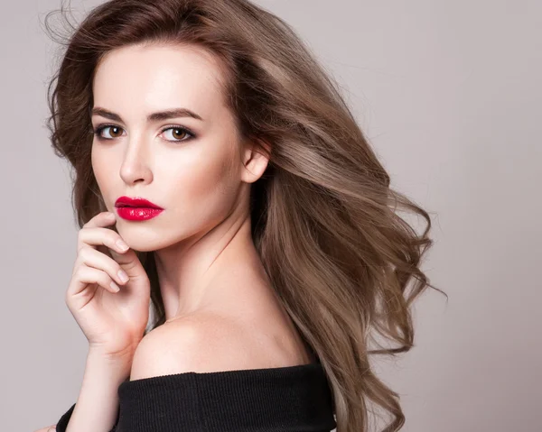 Retrato de hermosa mujer rubia con peinado rizado y maquillaje brillante, piel perfecta, cuidado de la piel, S — Foto de Stock