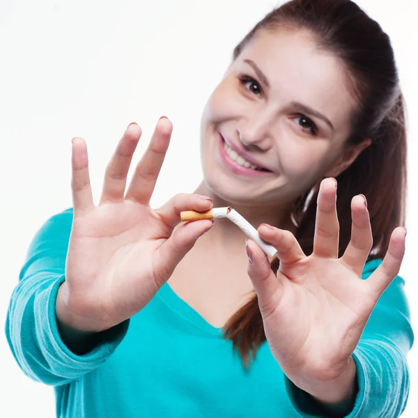 Jovem mulher feliz com cigarro quebrado. Parar de fumar conceito . — Fotografia de Stock