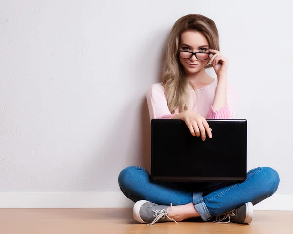 Jonge creatieve vrouw zitten in de vloer met laptop. / Casual blogger vrouw — Stockfoto