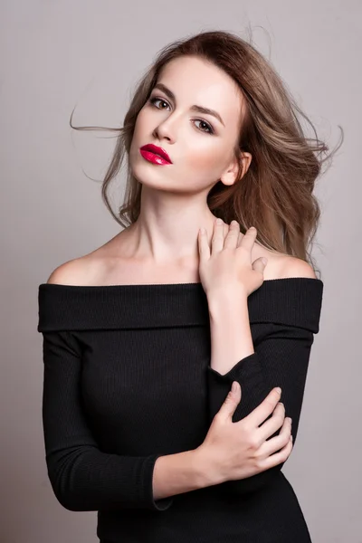 Portrét krásná světlovlasá žena s kudrnatý účes a světlý make-up, perfektní pleť, péče o pleť, lázně, kosmetika. Sexy vogue ženská tvář, smyslné krásy dívka modelu. Přirozený vzhled. Studio, izolované. — Stock fotografie