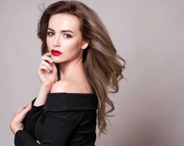 Kıvırcık saç ve parlak makyaj, mükemmel cilt, Cilt Bakımı, spa, kozmetik ile güzel sarışın kadın portresi. Seksi vogue kadın yüzü, şehvetli güzellik kız modeli. Doğal bir görünüm. Stüdyo, izole.