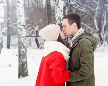 mutlu genç çift winter Park açık havada fun.family sahip. Aşk öpücüğü