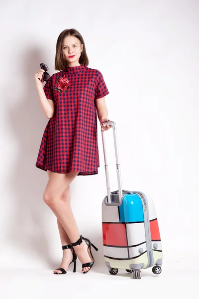 Fulla längd av casual kvinna står med resor resväska - isolerad på vit bakgrund — Stockfoto