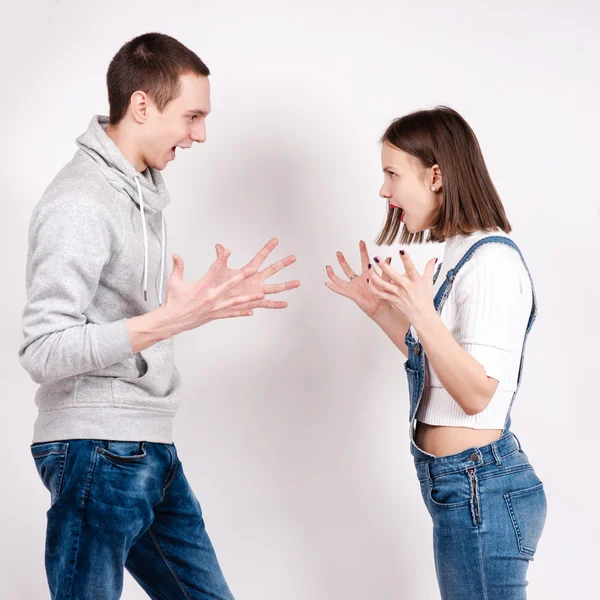 Retrato de um casal zangado gritando uns aos outros contra o fundo branco — Fotografia de Stock