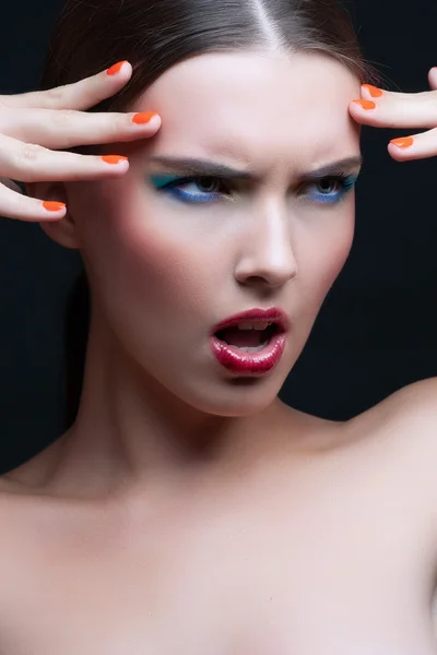 Retrato de una hermosa joven con maquillaje de moda —  Fotos de Stock