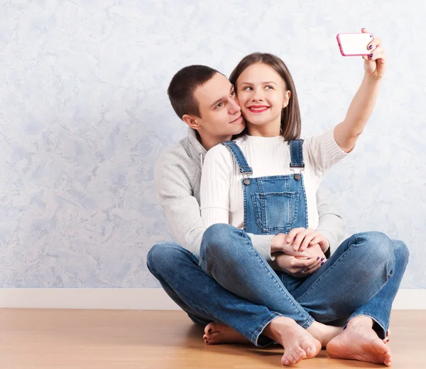 Fånga lyckliga stunder tillsammans. Glada unga älskande par att göra selfie — Stockfoto