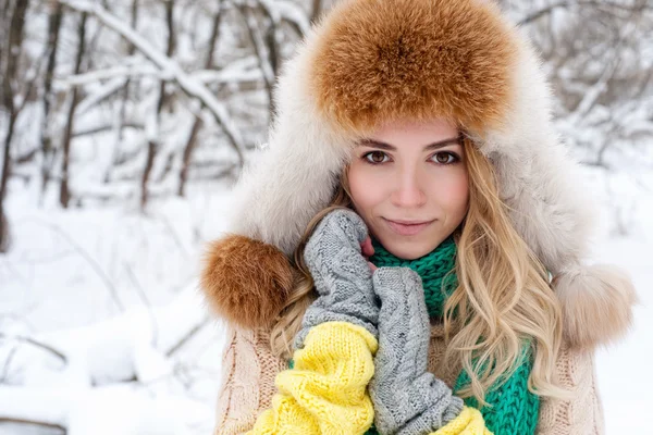 Piękny zimowy portret młodej kobiety w zimowej śnieżnej scenerii — Zdjęcie stockowe