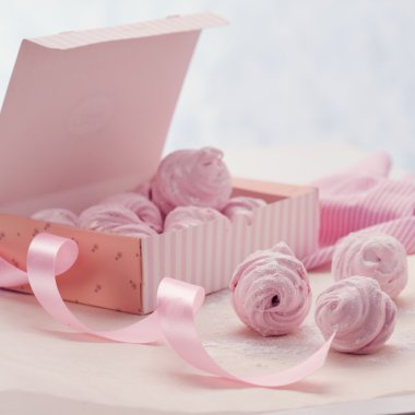 Berry hatmi pembe bir arka plan bir hediye kutusunda