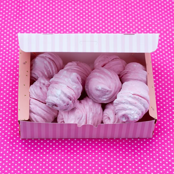 Malvavisco de bayas en una caja de regalo sobre un fondo rosa —  Fotos de Stock