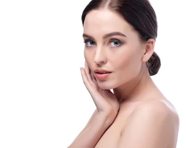 Krása ženy tvář closeup. Krásná brunetka mladá spa model dívka s dokonalou pletí. Koncept péče o kůži. Čerstvá čistá pleť. Portrét ženy při pohledu na fotoaparát a usmívá se. Béžové pozadí — Stock fotografie